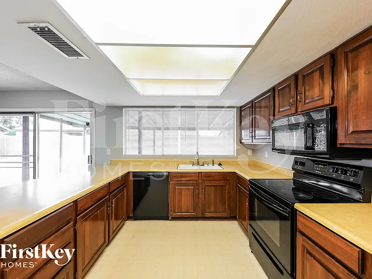 3730 W Hartford Ave — Photo 6