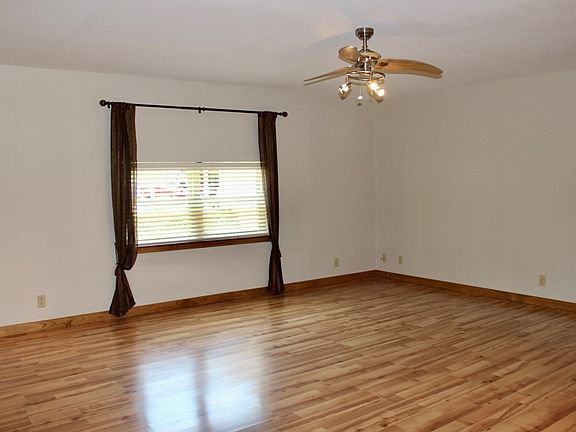 3rd image of 114 Laura Dr