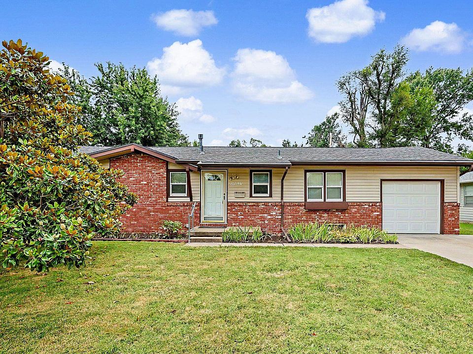1st image of 2027 W Manhattan Dr