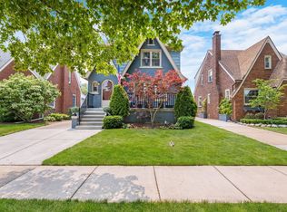 423 Cloverly Rd, Grosse Pointe Farms, MI 48236