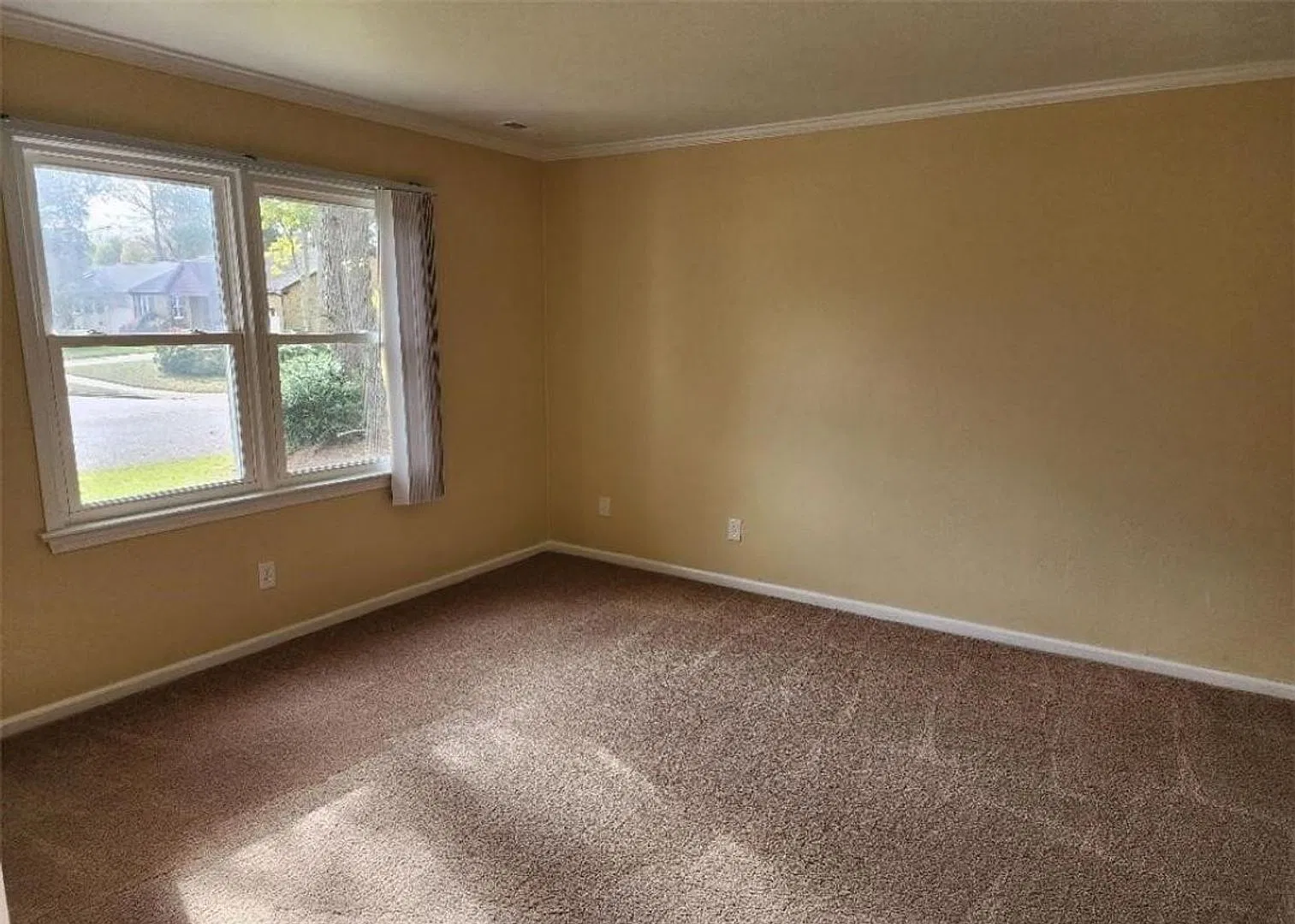 Brick Ranch With Garage In Larkspur — Photo 3