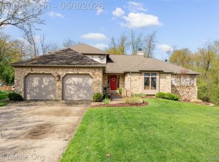 2527 Munster Rd, Rochester Hills, MI 48309