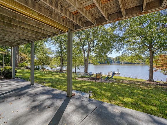 2nd image of 200 S Pointe