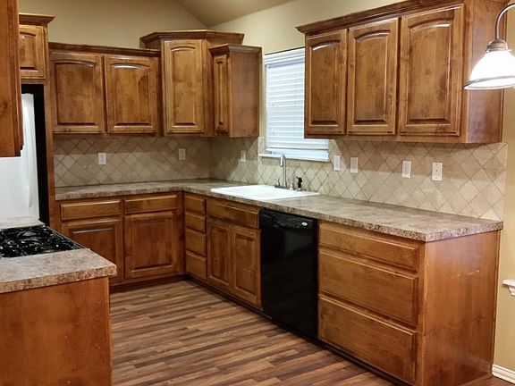 Large Kitchen w/Refrigerator