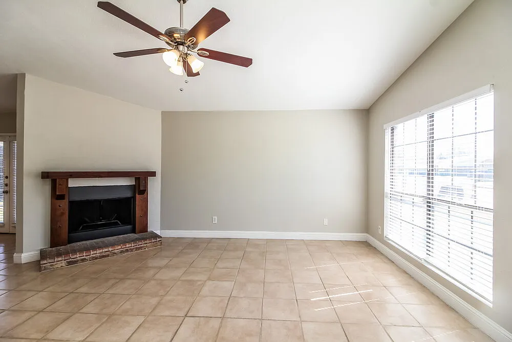 3 bed, 2.0 bath, 1287 sqft, $1,970 — Photo 3
