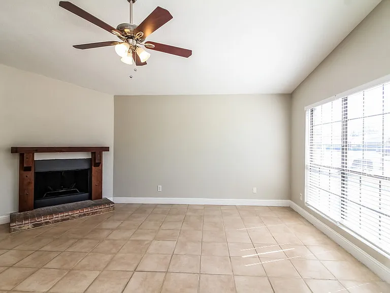 131 London Ln — Photo 3