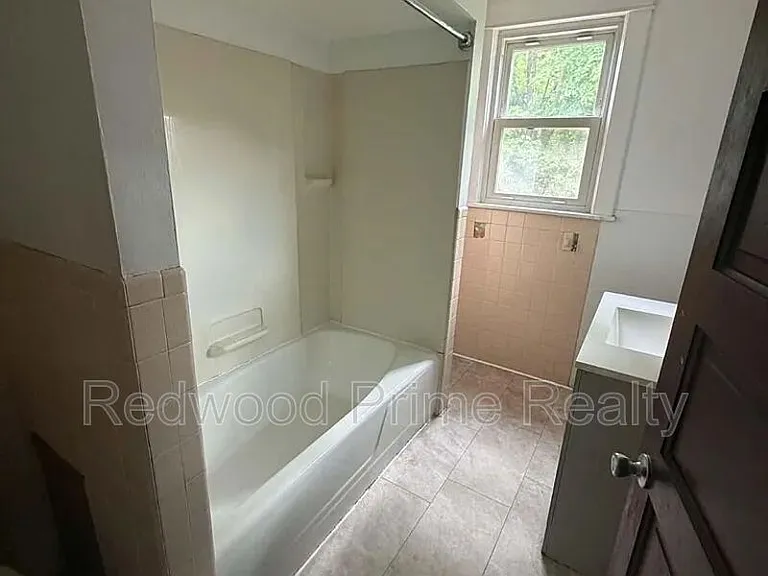 724 Russell Ave — Photo 10