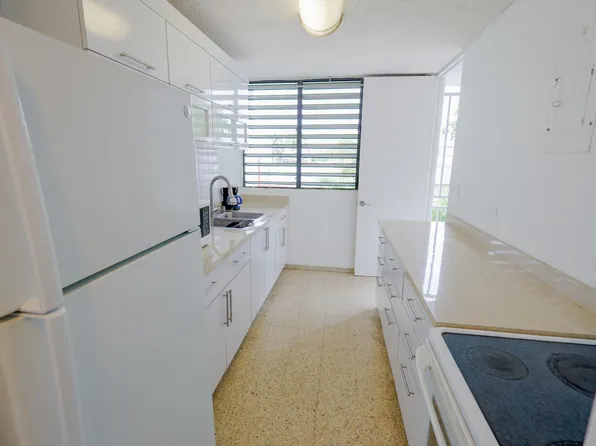 L304 Avenue Luis Vigoreaux, Guaynabo, PR