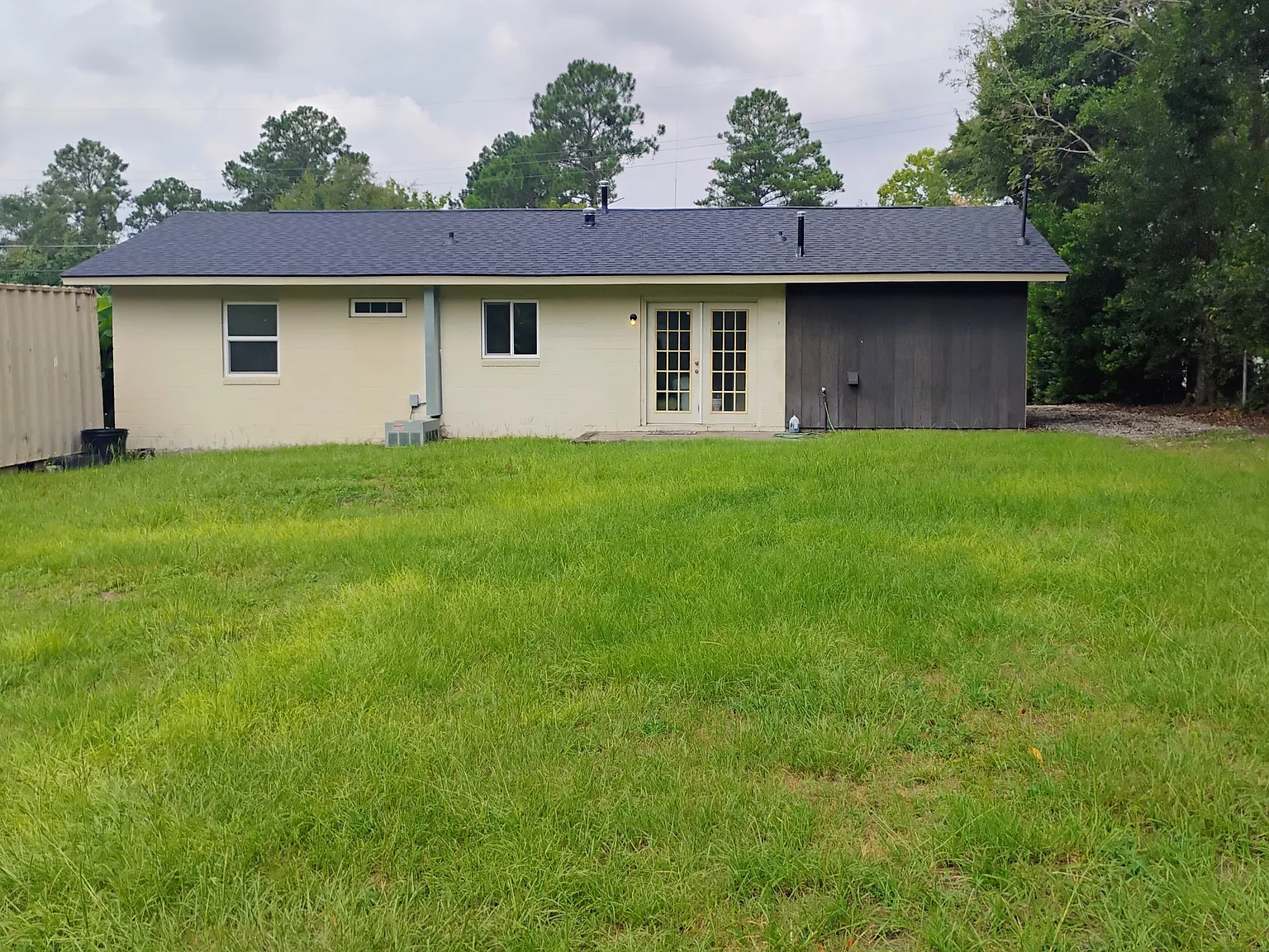 3 bed, 864 sqft, $1,600 — Photo 2