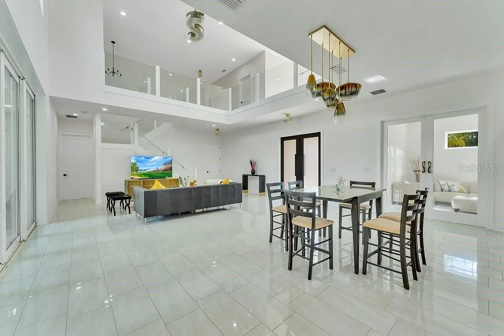 5 bed, 5.5 bath, 4200 sqft, $8,000 — Photo 2