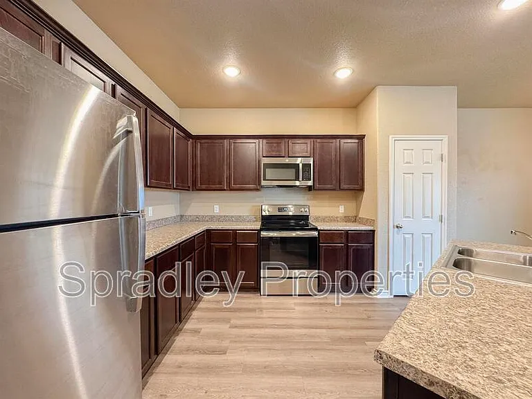 943 Laila Ln — Photo 6