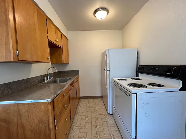 W1319 - Hudson's Bay Court — Photo 6