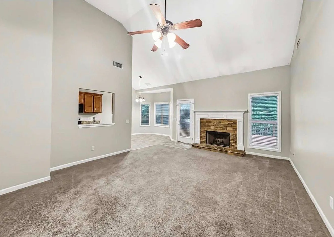 Beautiful 3-Bedroom Home with Garage & Spacious Yard — Photo 1