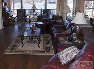 938 Kiowa Dr E, Lake Kiowa, TX 76240