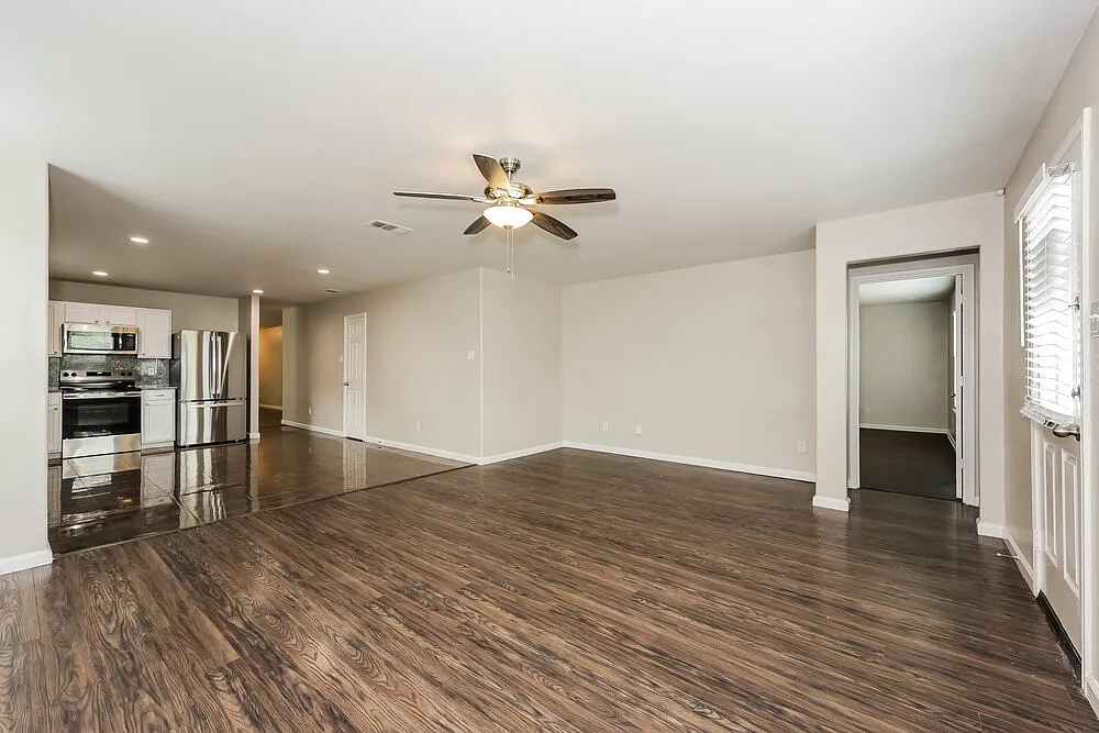 4 bed, 2.0 bath, 2105 sqft, $2,495 — Photo 3