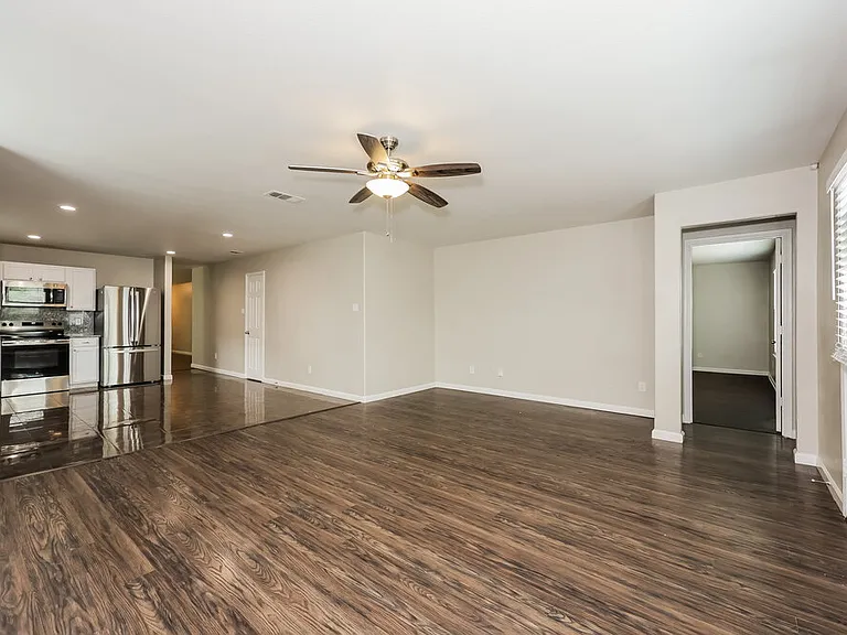 8820 Elk Creek Ln — Photo 3