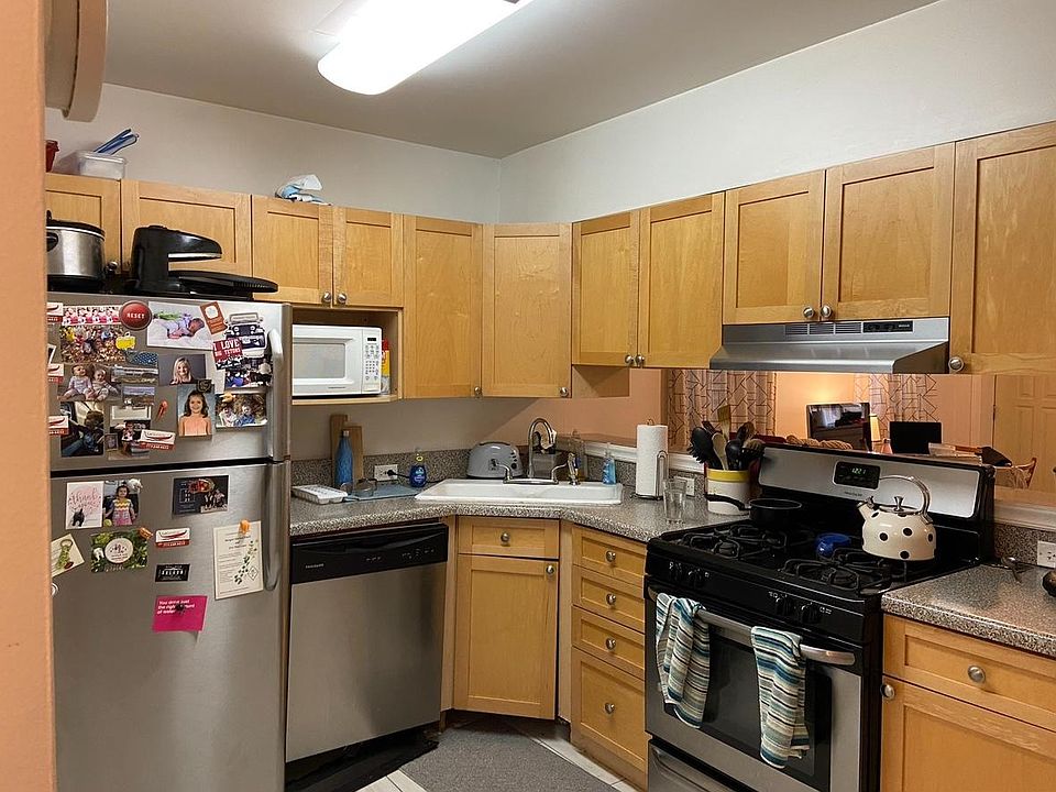 1st image of 2043 N Wolcott Ave APT 2R