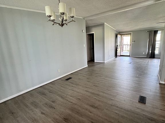 4th image of 3049 Shady Creek Cir