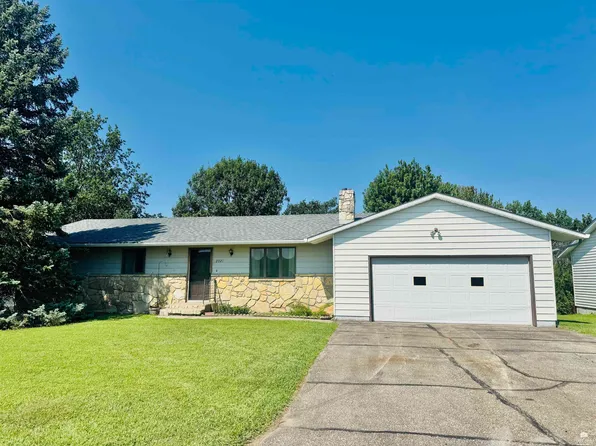 2021 9th St, Clay Center, KS 67432