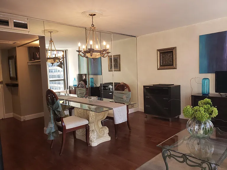 260 E Chestnut St — Photo 19