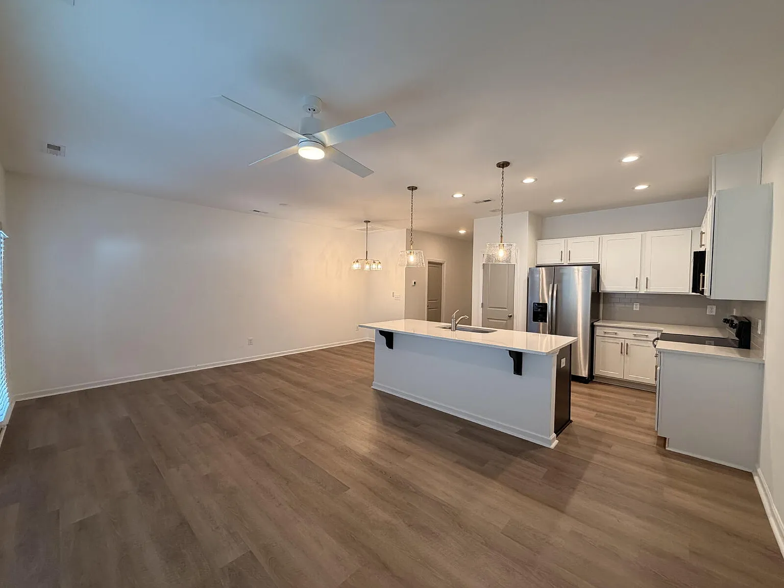 3 bed, 2.5 bath, 1555 sqft, $1,895 — Photo 3