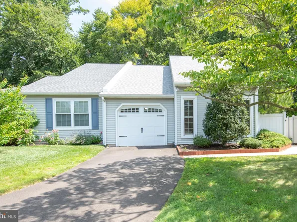 292 Woods Edge Pl, Langhorne, PA 19047