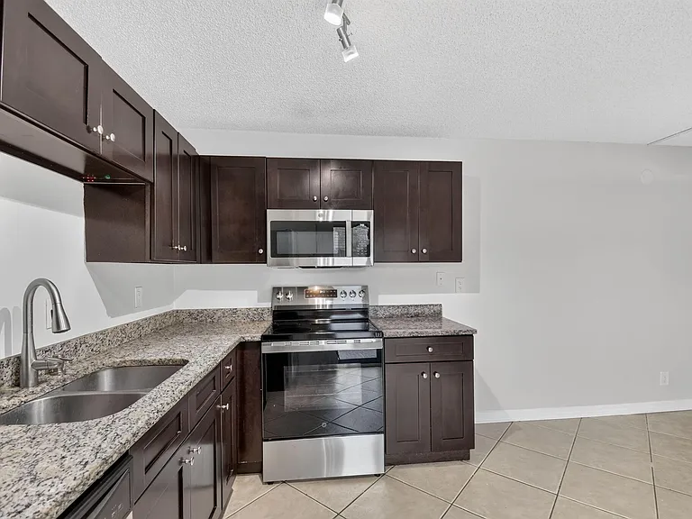 744 Springdale Cir — Photo 16
