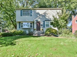 17 Arbor St, Great Neck, NY 11021
