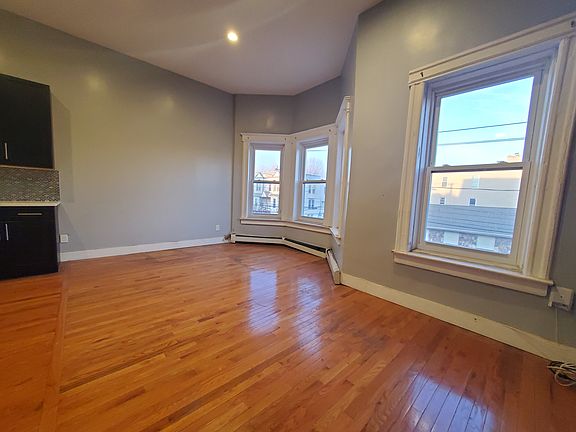 2nd image of 581 Bramhall Ave #2