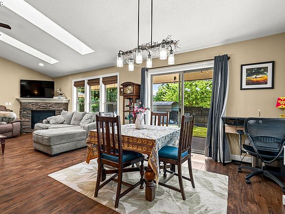 5th image of 367 Yellowwood St