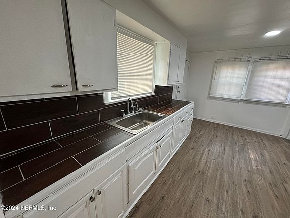 5th image of 33 E 54TH Street