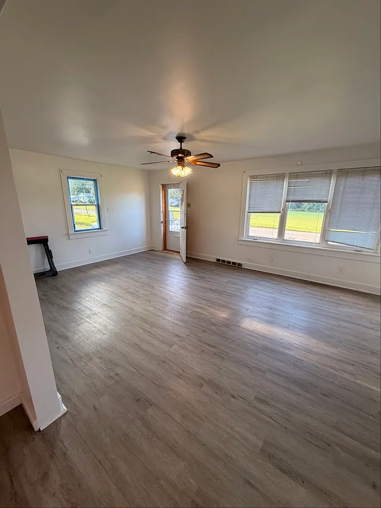 Charming 2-Bed Single-Family Home with Garage and Modern Amenities — Photo 3