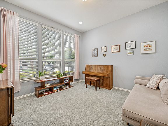 4th image of 2841 Edinburgh Dr