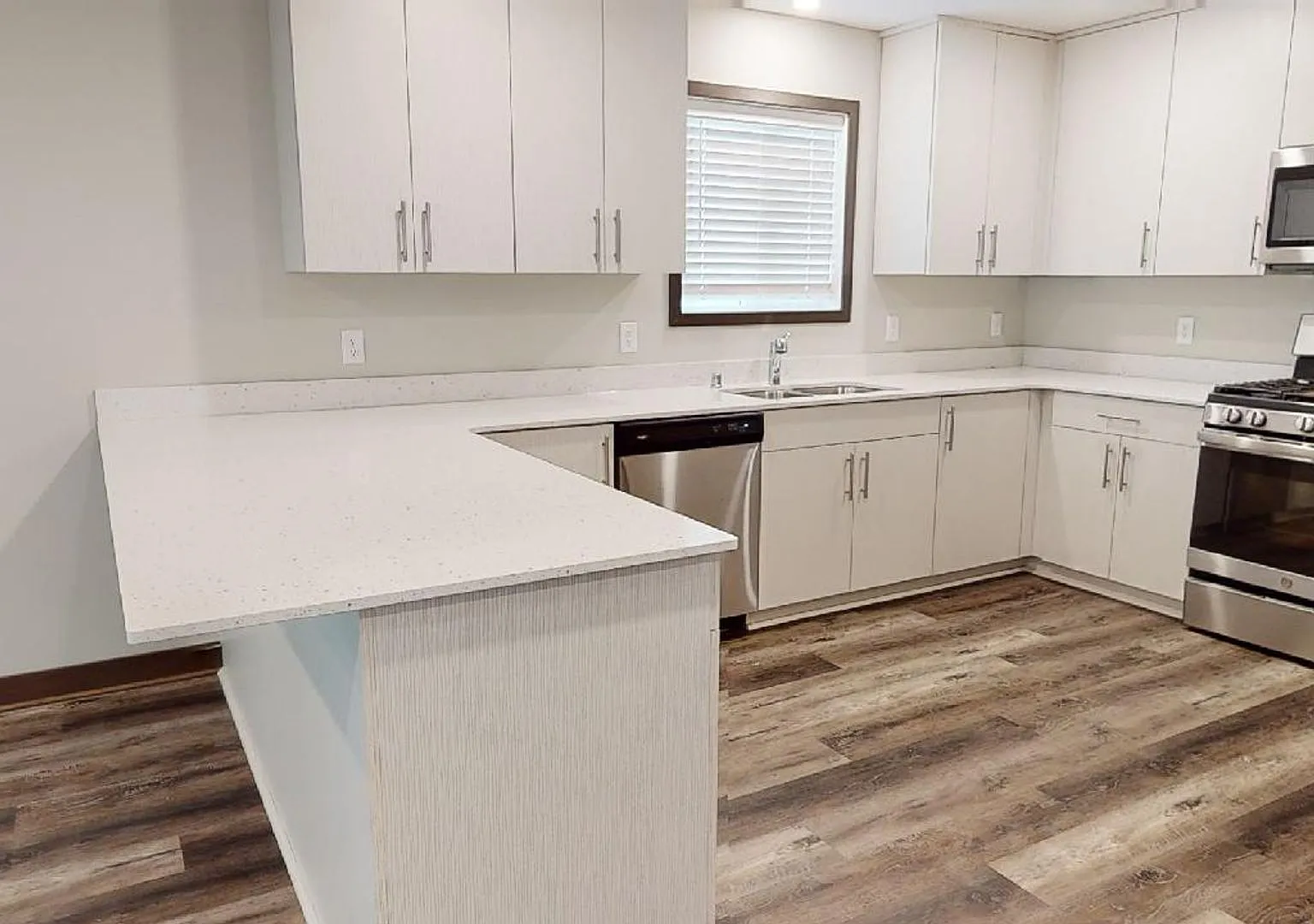1076 14th Ave SE Duplex — Photo 2