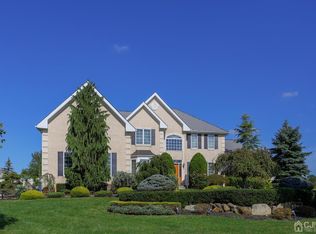 30 Linwood Dr, Monroe Township, NJ 08831
