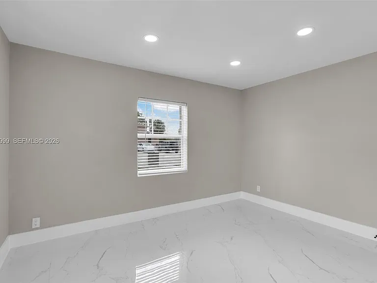 1660 W 26th St — Photo 16