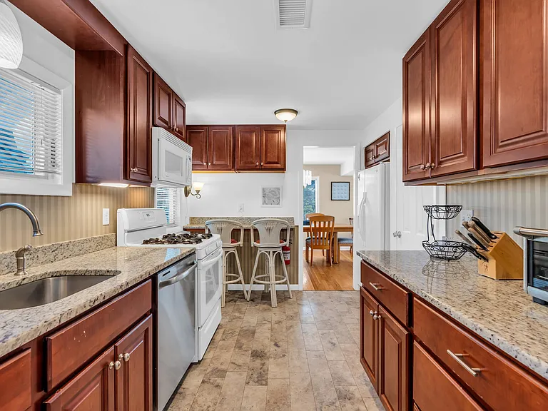127 Trenton Ave — Photo 13