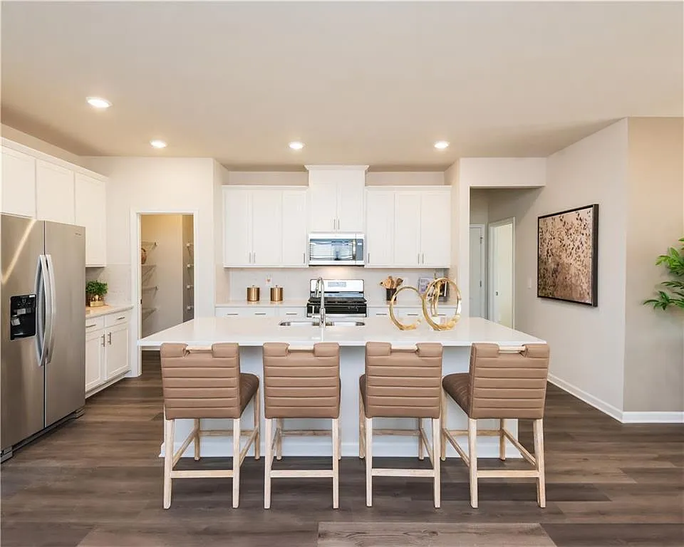 5 bed, 3.0 bath, 2352 sqft, $4,300 — Photo 3