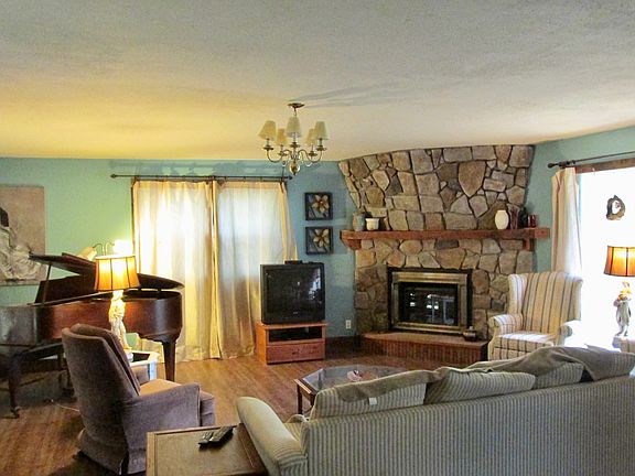Living room w/electric FP