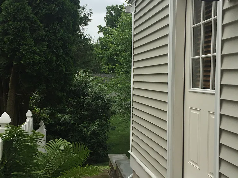 Side entrance into kitchen