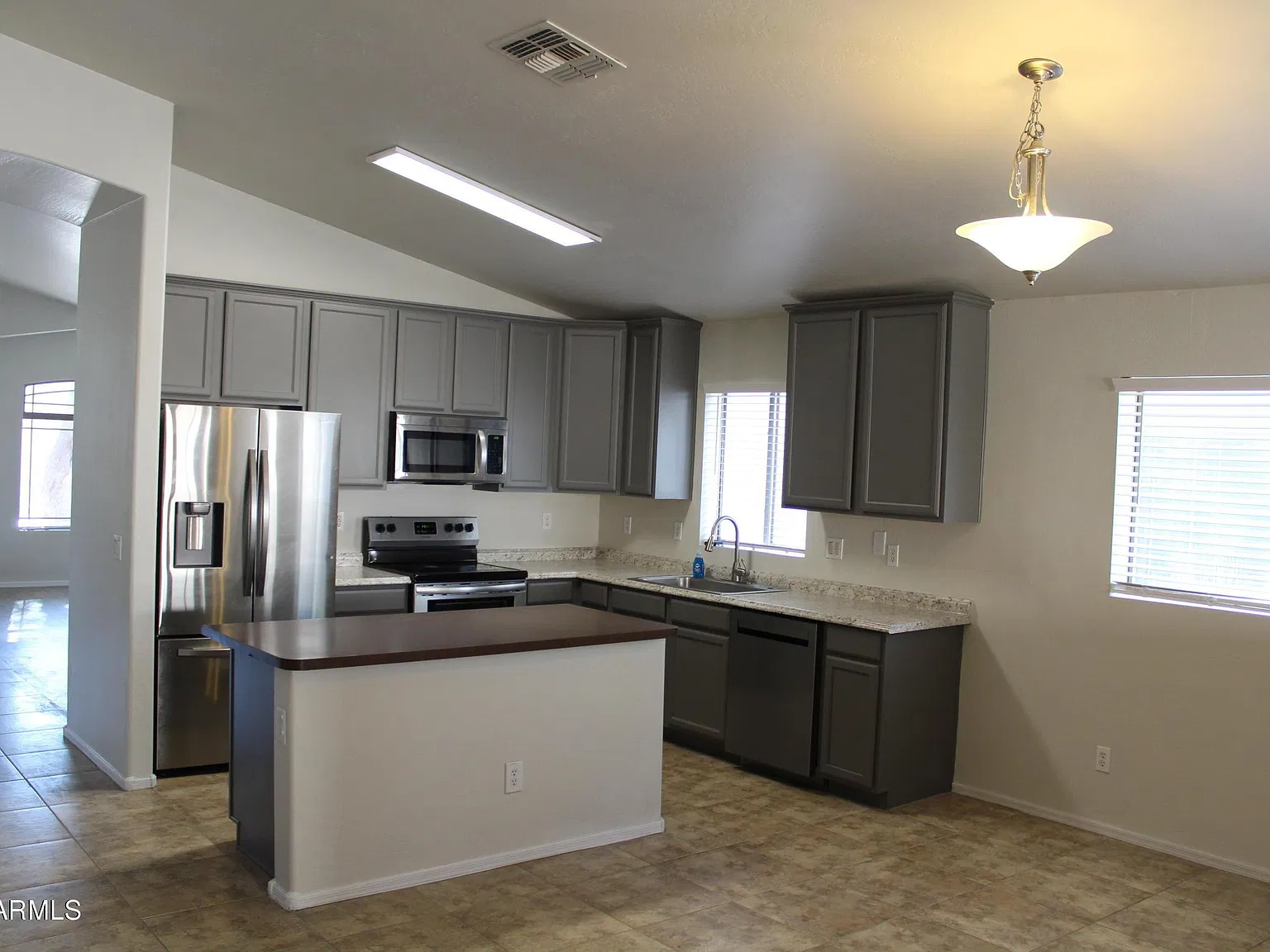 4 bed, 2.0 bath, 2349 sqft, $1,750 — Photo 3