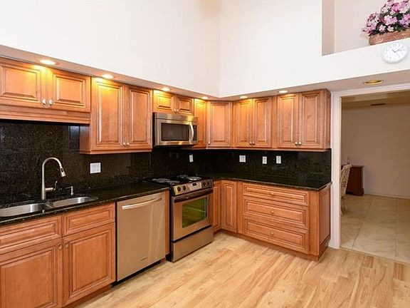3rd image of 4505 Ascot Cir
