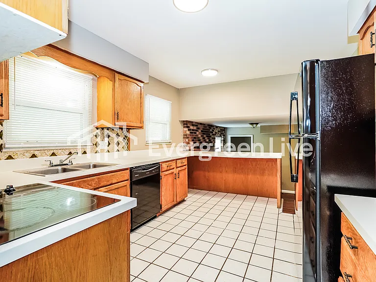 2644 Queensway Dr — Photo 8