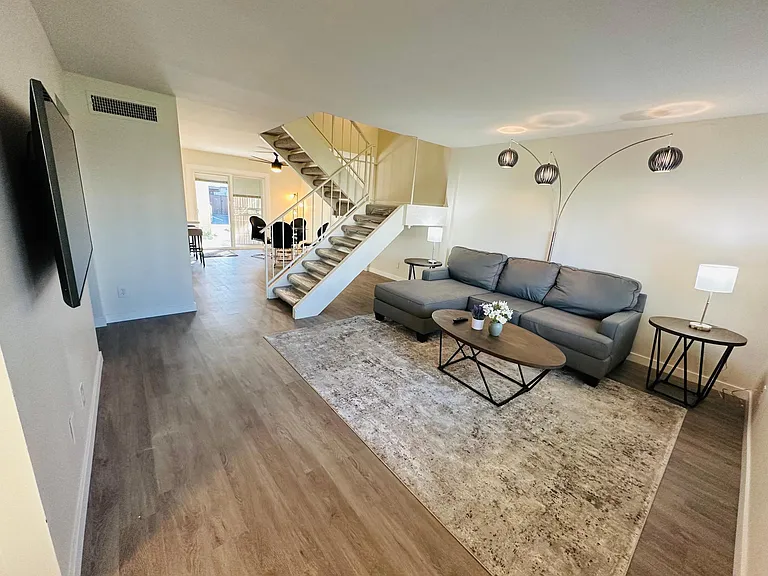 2822 E Clarendon Ave — Photo 12