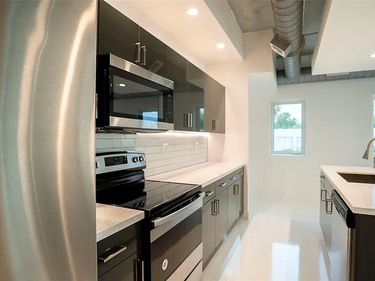 1413 NE 5th Ave #1 — Photo 13