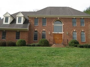 10003 Park Royal Dr, Great Falls, VA 22066