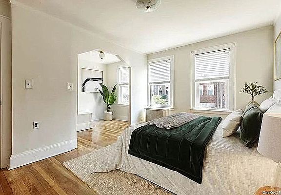 4th image of 20-48 32nd St #1
