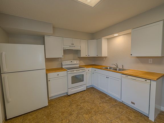 2nd image of 1528 E 17th Ct