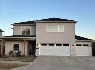 2205 E Absolute St, Fayetteville, AR 72701
