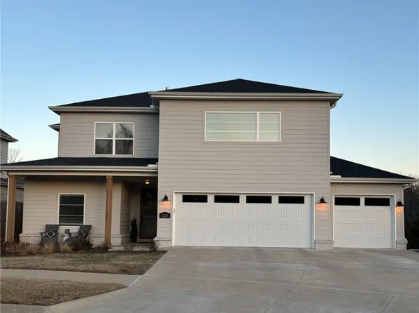 2205 E Absolute St, Fayetteville, AR 72701